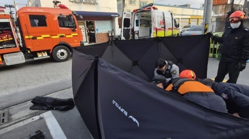 대전의 한 마트 주차장에서 50대 주부가 차량 밑에 깔리는 사고가 나자 주변에 있던 시민들이 합심해 차를 들어 올려 신속한 구조에 성공했다. 대전소방본부 제공