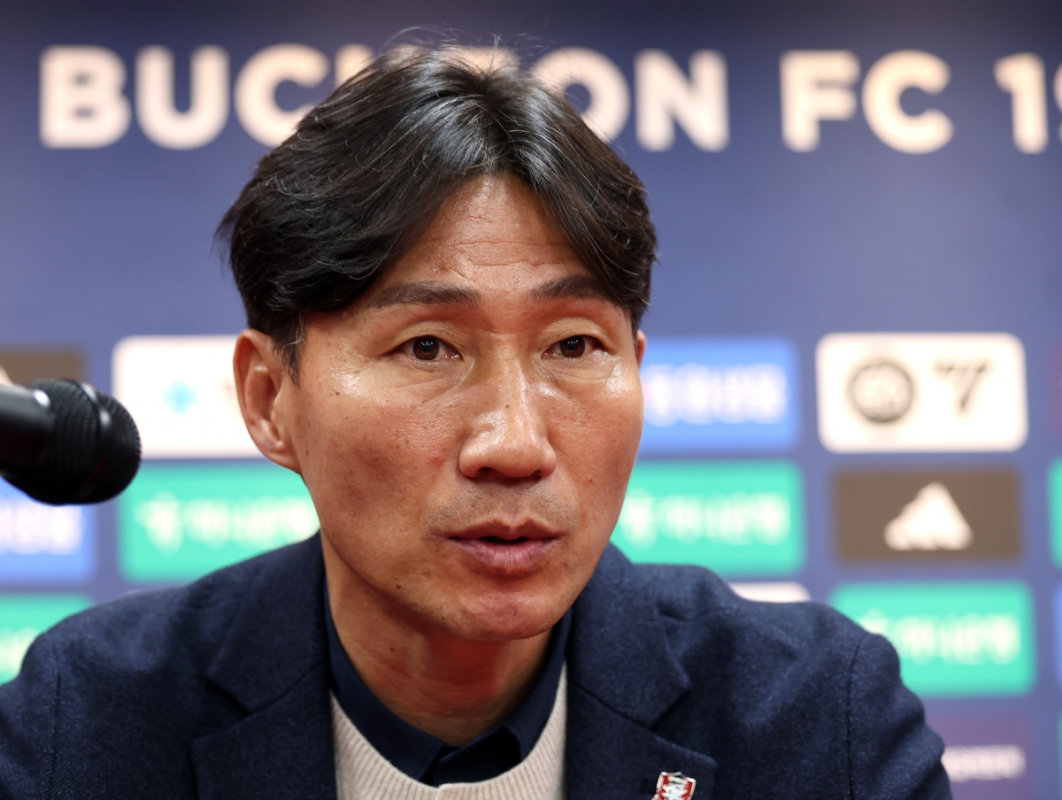이영민 부천 FC 감독이 15일 경기 부천시 원미구 부천종합운동장에서 열린 창단 첫 K리그1 승격 기자회견에서 취재진 질문에 답하고 있다. 2025.12.15 뉴시스