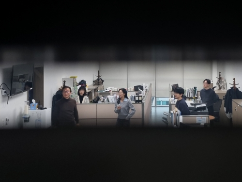 압수수색 지켜보는 전재수 전 장관