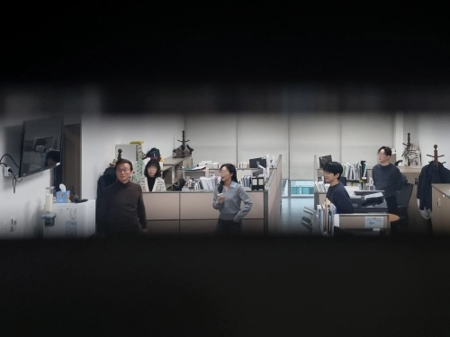 압수수색 지켜보는 전재수 전 장관