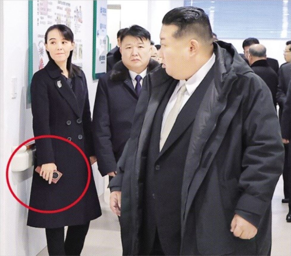 김여정 손에 ‘폴더블 스마트폰’… 대북제재 뚫었나