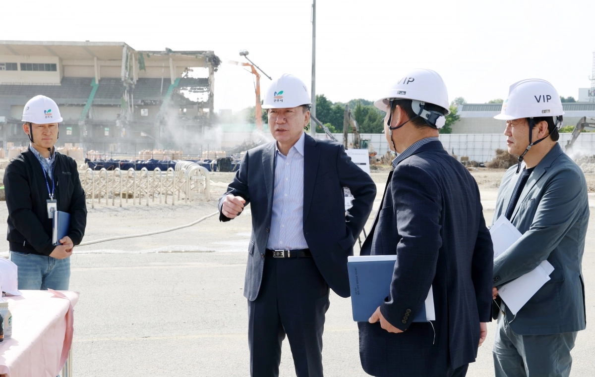 우범기(왼쪽 두 번째) 전주시장이 전북 전주시 덕진구의 전주컨벤션센터 건립 현장을 방문해 공사 추진 상황을 점검하고 있다. 전주시 제공