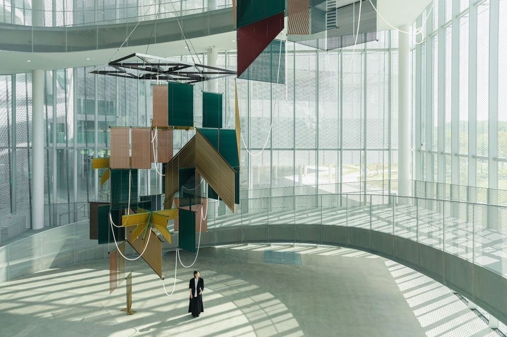 양혜규 작가가 대만 타이중시에 지난 13일 개관한 ‘그린 뮤지엄브러리’에서 커미션 작품인 대형 블라인드 설치작 ‘유동봉헌 – 삼합 나무 그늘’을 선보이고 있다. 타이중미술관 제공