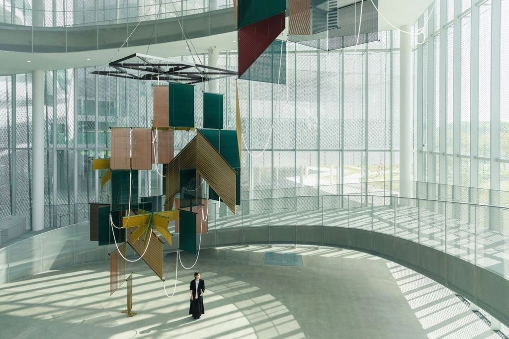 양혜규 작가가 대만 타이중시에 지난 13일 개관한 ‘그린 뮤지엄브러리’에서 커미션 작품인 대형 블라인드 설치작 ‘유동봉헌 – 삼합 나무 그늘’을 선보이고 있다. 타이중미술관 제공