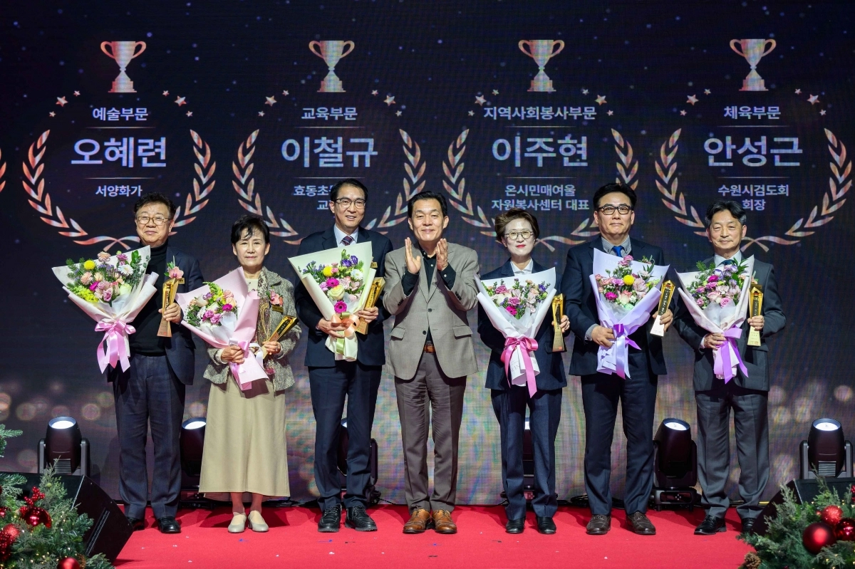 이재준 수원시장(가운데)이 제 42회 수원시 문화상 수상자들과 기념 촬영을 하고 있다. (오른쪽부터) 이주현 온시민 매여울자원봉사센터 대표, 안성근 수원시 검도회 회장, 최윤정 중부일보 대표이사, 이재준 시장, 이철규 효동초등학교 교장, 오혜련 서양화가, 김경환 성균관대학교 글로벌창업대학원 원장 (수원시 제공)