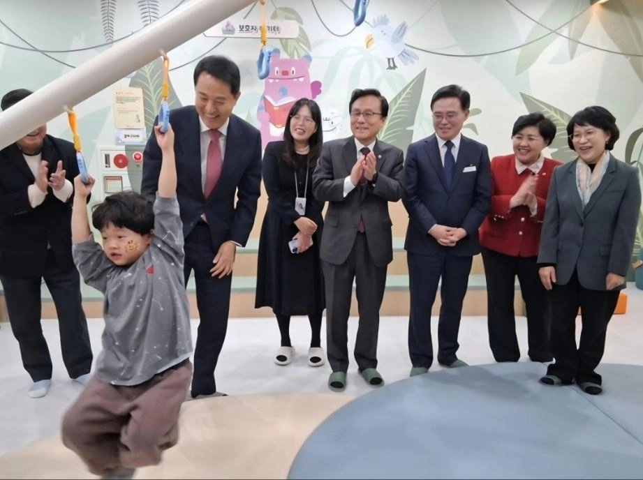 시설을 둘러보는 강석주 의원과 참석자들