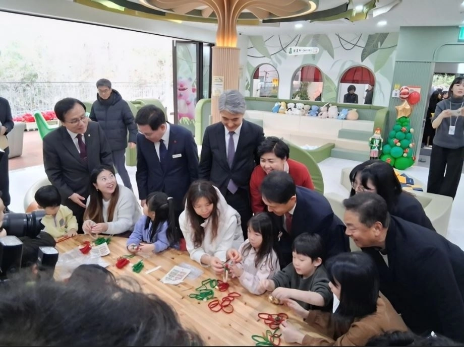 지난 12일 서울키즈플라자 개관식에 참석한 강석주 의원과 참석자들이 아이들의 체험활동을 살펴보고 있다.