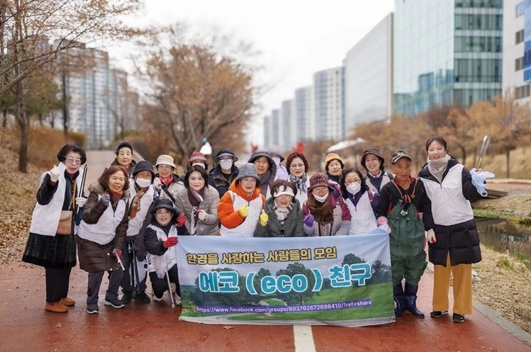 고덕천 정화활동을 마치고 단체 회원들과 기념촬영하는 박춘선 의원(앞줄 오른쪽에서 일곱 번째)