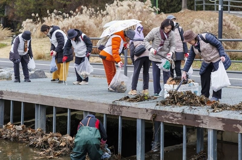 고덕천 정화활동을 펼치고 있는 박춘선 의원과 단체 회원들