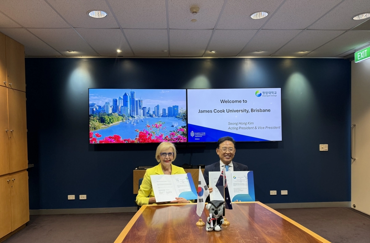 호주 James Cook University Kathleen Newcombe 총장과 김성홍 청암대학교 총장직무대행이 업무협약서를 들고있다.