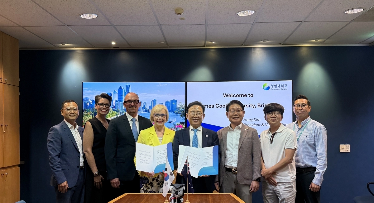 왼쪽 네번째부터 James Cook University Kathleen Newcombe 총장, 김성홍 청암대 총장직무대행, 양회송 국제교류본부장.