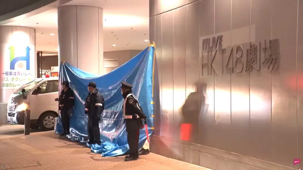 일본의 유명 걸그룹 HKT48의 스태프가 남성 팬이 휘두른 흉기에 찔리는 사건이 발생했다. 닛테레 캡처