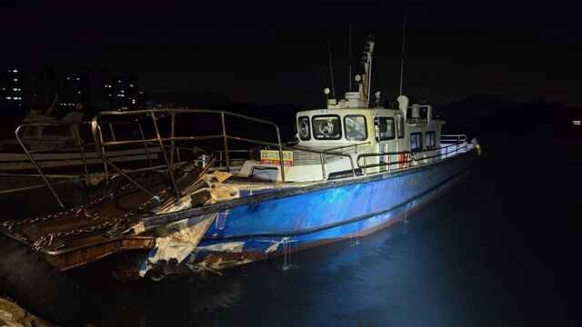 16일 오전 5시 5분쯤 부산 사하구 다대포 해상에서 갯바위와 충돌해 뱃머리가 파손된 낚시어선. 부산해경 제공