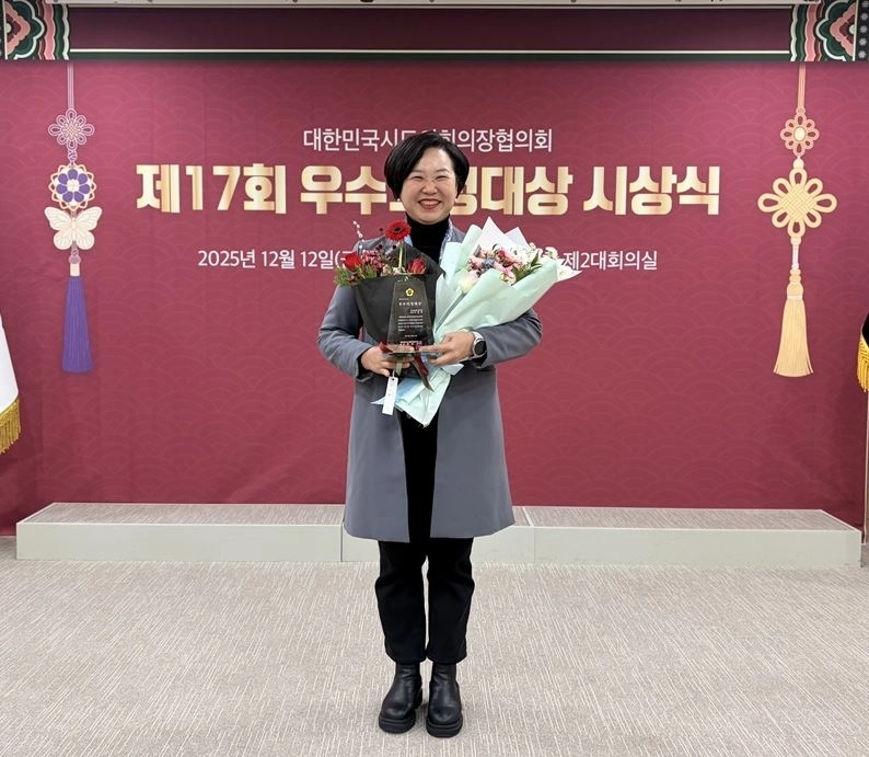 지난 12일 ‘제17회 우수의정대상’을 받은 이민옥 의원