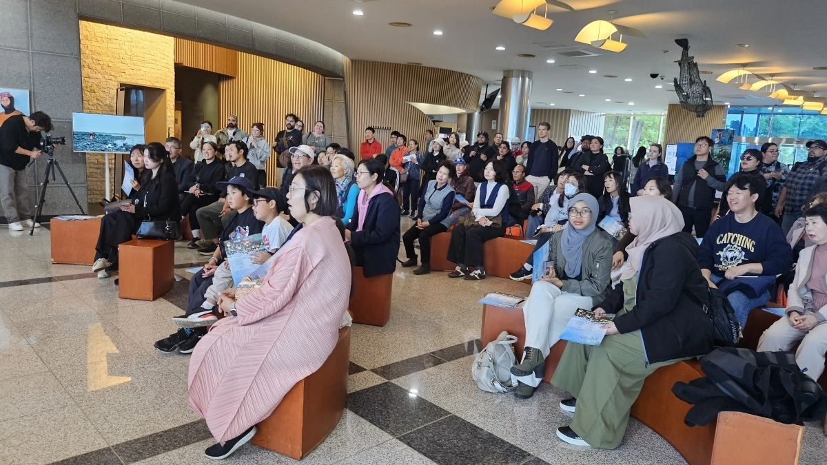 해녀박물관에서 지난해 선보인 ‘이어도사나’ 해녀민속공연을 외국인관광객들이 관람하고 있다. 해녀박물관 제공