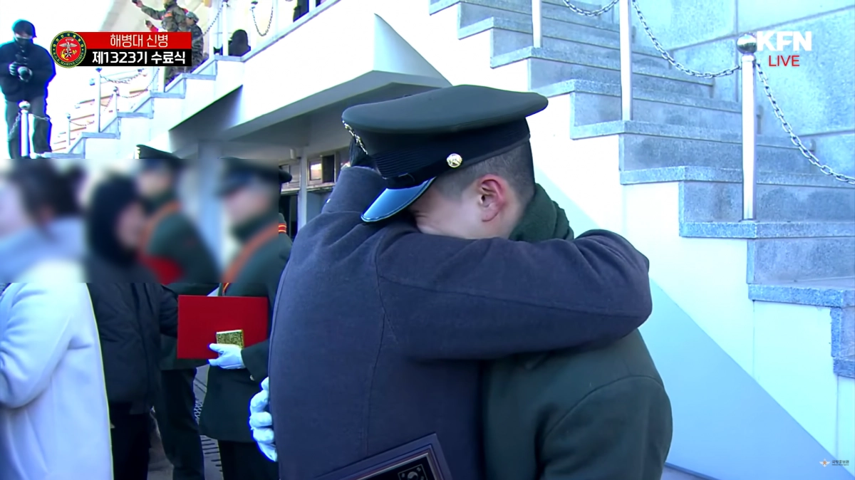 박정희 전 대통령의 장손인 세현(오른쪽)씨가 지난 4일 해병대 병사 수료식에서 아버지 박지만 EG회장과 포옹하며 눈물을 흘리고 있다. 국방홍보원 유튜브 캡처