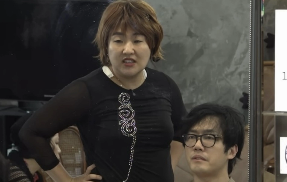 개그우먼 이수지가 동네 미용실 원장으로 분했다. 유튜브 채널 ‘핫이슈지’ 캡처