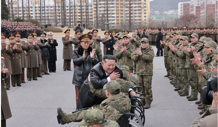 김정은 북한 국무위원장이 12일 평양 4·25문화회관 광장에서 ‘제528공병연대’를 위한 환영식을 열고 러시아에서 지뢰를 제거하다 다친 병사를 껴안고 있다. 평양 조선중앙통신 연합뉴스