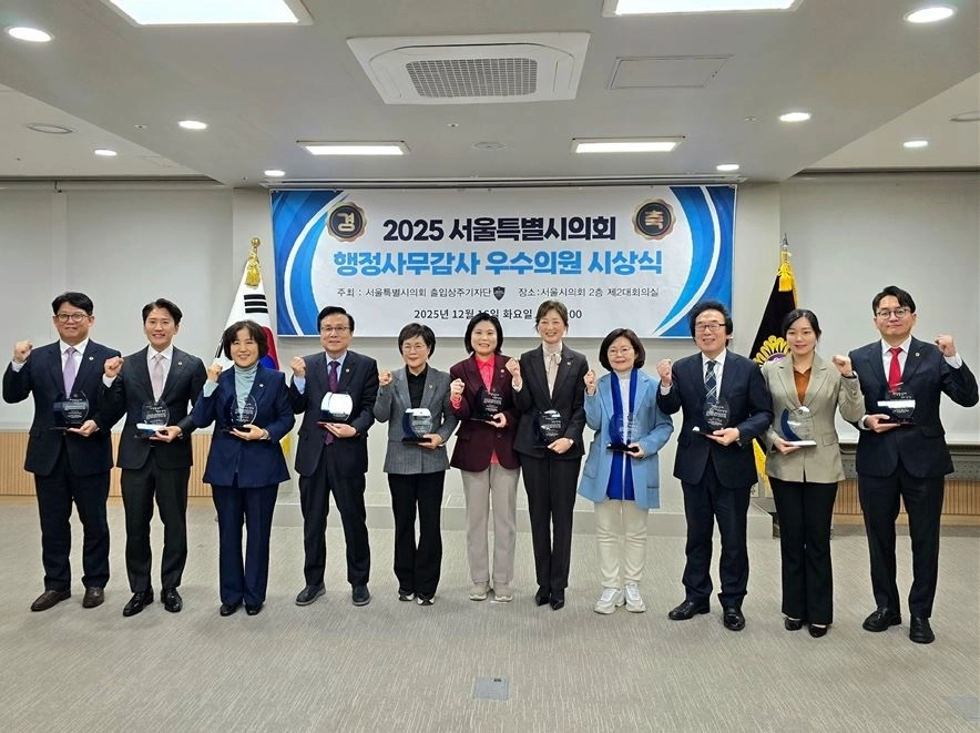 16일 열린 ‘출입상주기자단 선정 2025 행정사무감사 우수의원’ 시상식에서 참석자들이 기념촬영을 하고 있다.