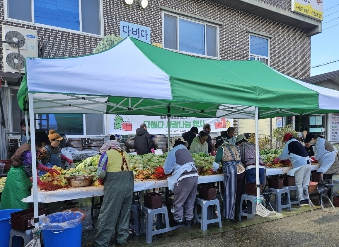 다비다회관이 겨울맞이 김장김치 100박스를 담가 나눔 문화 확산에 동참하고 있다.