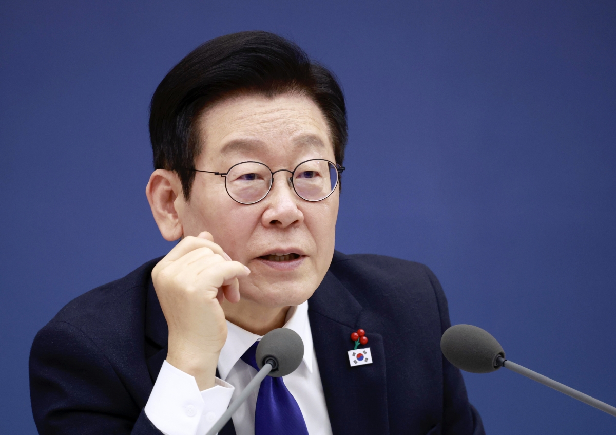 이재명 대통령이 16일 정부세종컨벤션센터에서 열린 보건복지부(질병관리청)·식품의약품안전처 업무보고에서 정은경 복지부 장관에게 질문하고 있다. 2025.12.16. 대통령실통신사진기자단