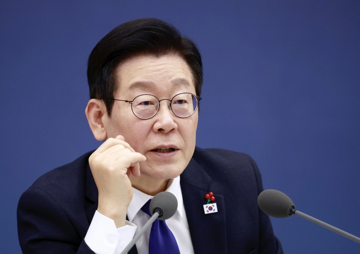 이재명 대통령이 16일 정부세종컨벤션센터에서 열린 보건복지부(질병관리청)·식품의약품안전처 업무보고에서 정은경 복지부 장관에게 질문하고 있다. 2025.12.16. 대통령실통신사진기자단