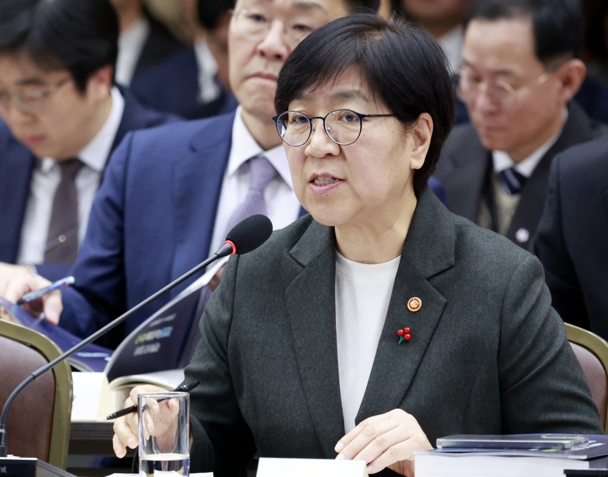 정은경 복지부 장관이 16일 정부세종컨벤션센터에서 열린 업무보고에서 이재명 대통령에게 보건복지부 업무보고를 하고 있다. 2025.12.16. 대통령실통신사진기자단