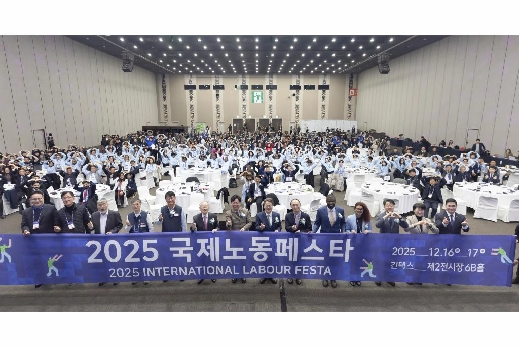 16일 2025 국제노동페스타 개막식에서 김동연 경기도지사, 김영훈 고용노동부 장관, 김동명 한국노총위원장, 양경수 민주노총위원장, 손경식 한국경총회장, 박홍배 국회의원, 고은정 도의원, 최민 도의원, 국내,외 노동단체, Youth100 등이 기념 촬영을 하고 있다. (경기도 제공)