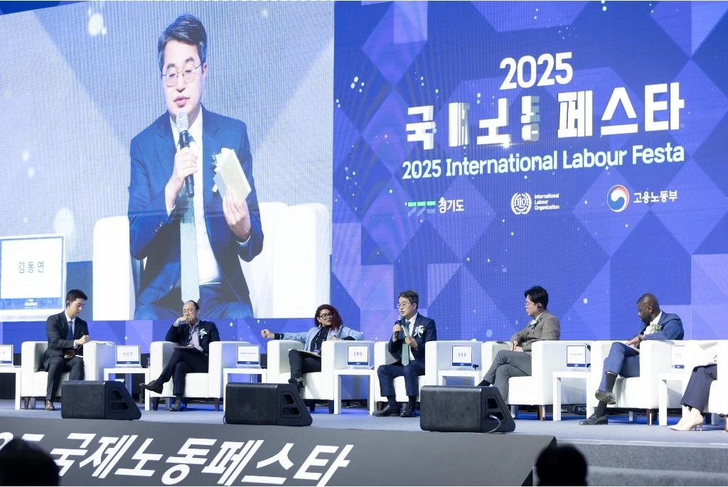 16일 2025 국제노동페스타 개막식에서 김동연 경기도지사, 김영훈 고용노동부 장관 등이 ‘청년 100인과의 대화’를 하고 있다. (경기도 제공)