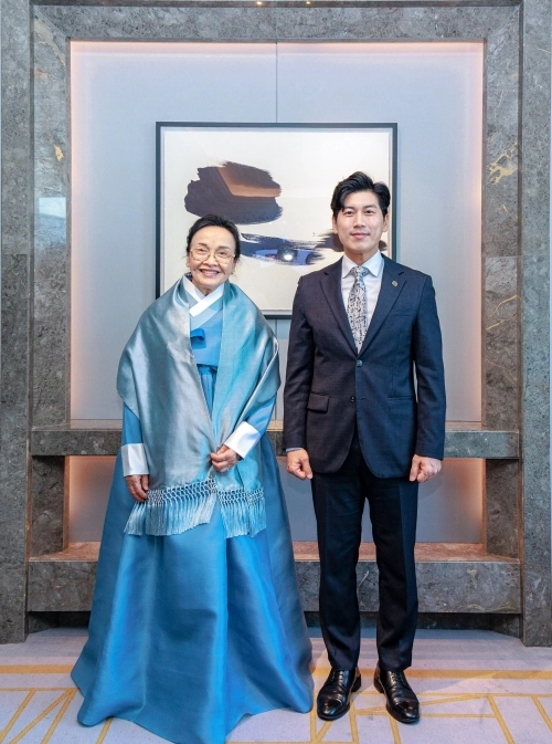 라오스 국가주석 통룬 시술릿의 영부인 날리 시술릿 여사와 한문화진흥협회 정사무엘 회장이 15일 서울 소공동 롯데호텔에서 양국간 문화교류를 주제로 환담후 기념사진을 찍고 있다. [한문화진흥협회 제공]