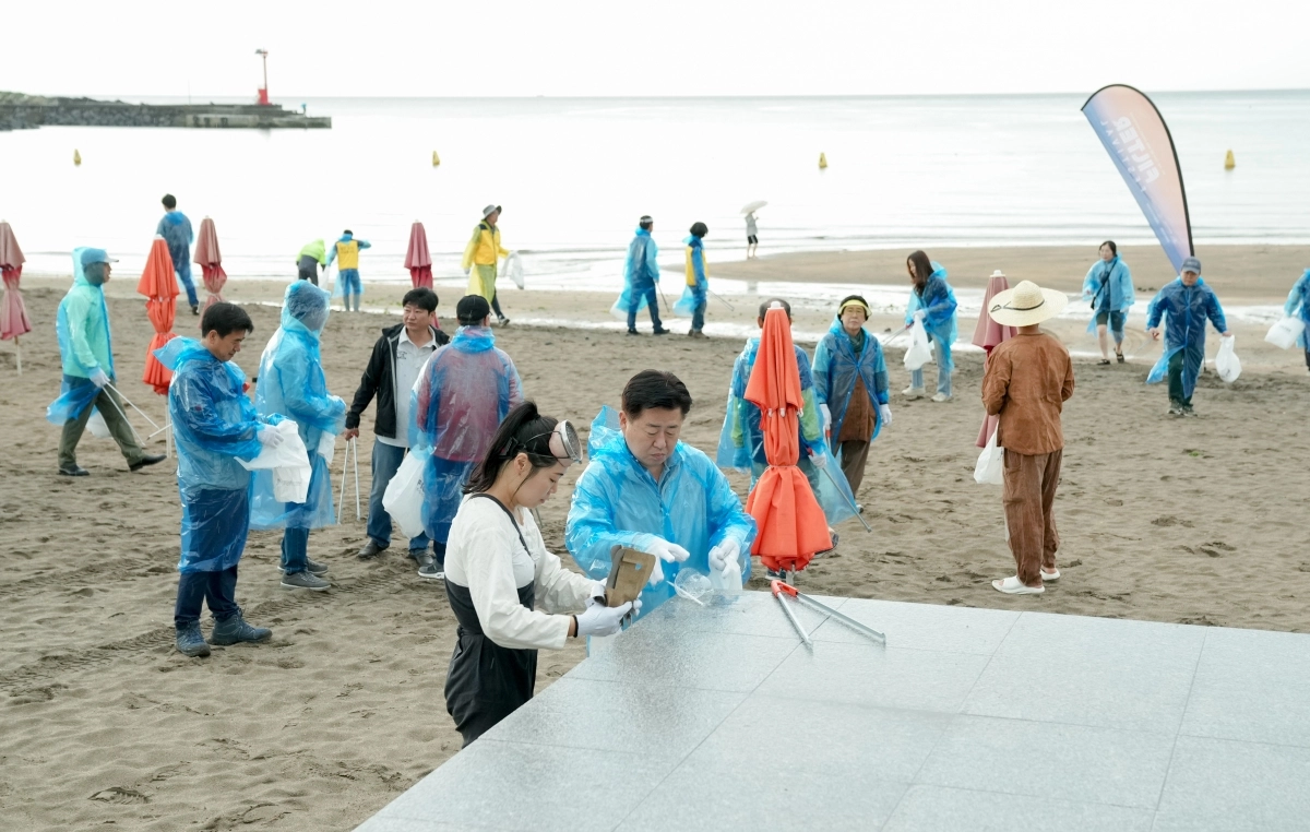 오영훈 제주지사의 ‘이호테우 필터 플로깅 행사’때 모습. 제주도 제공