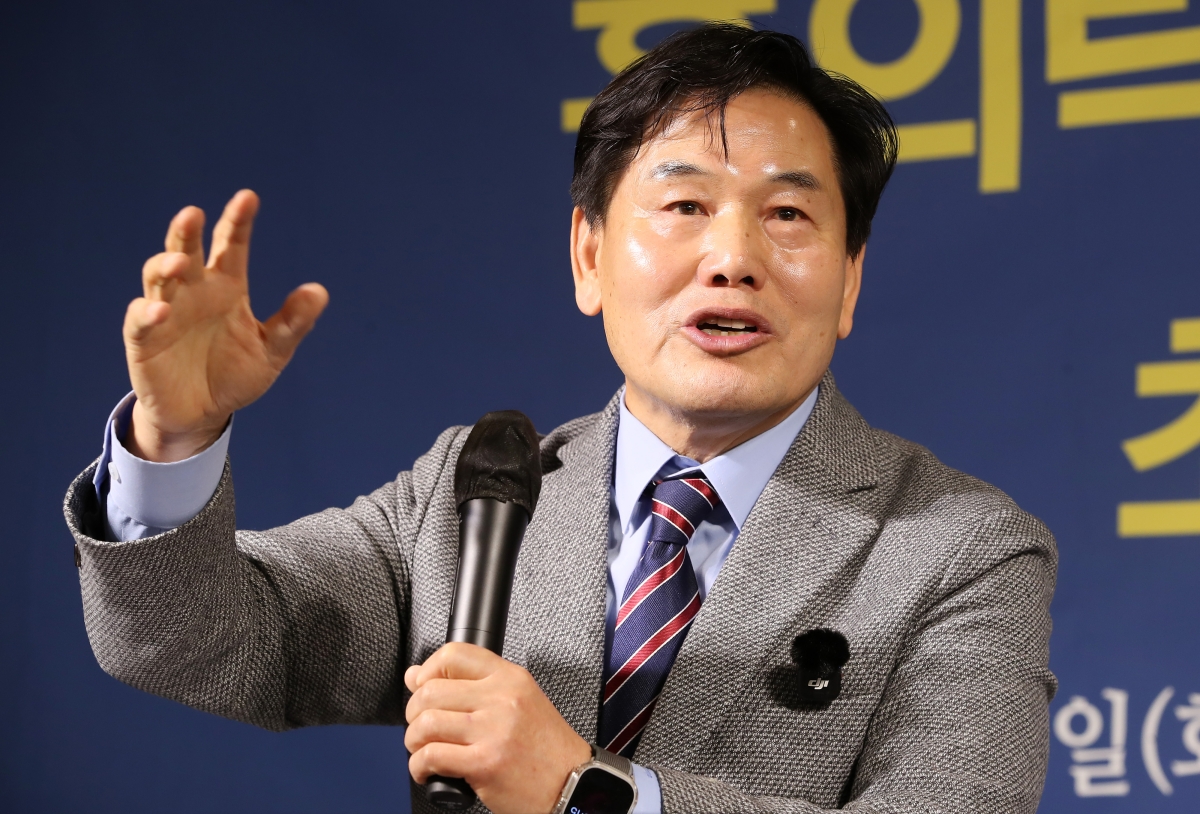 질문에 답하는 홍의락 전 의원