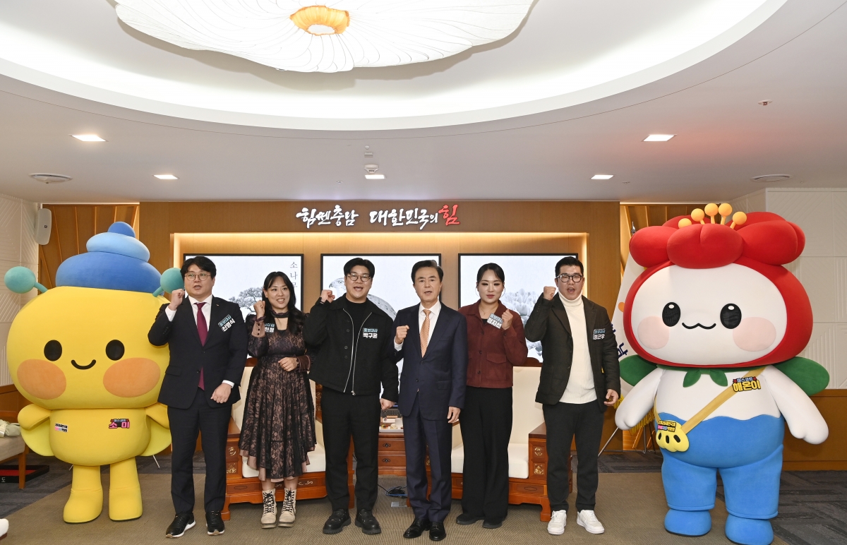 김태흠 충남지사가 ‘2026 태안국제원예치유박람회’ 홍보대사들과 화이팅을 외치고 있다. 조직위 제공