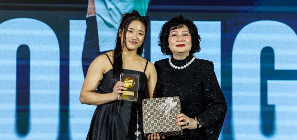 안세영(왼쪽)이 지난 15일 중국 항저우에서 열린 세계배드민턴연맹(BWF) 갈라 어워즈에서 ‘올해의 여자 선수상’을 받은 뒤 쿤잉 파타마 리스와드트라쿨 회장과 함께 기념 촬영하고 있다. BWF 제공