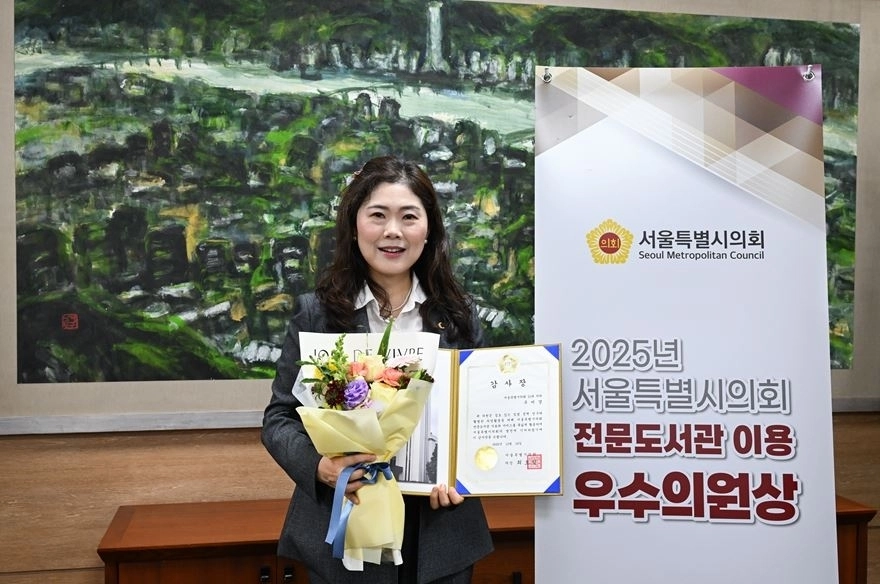 구미경 의원이 수상 기념촬영을 하고 있다.