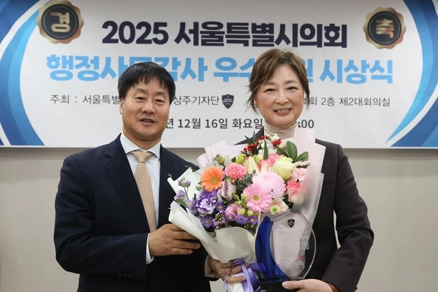 최유희 의원이 행정사무감사 우수의원 시상식에서 수상을 축하받고 있다.