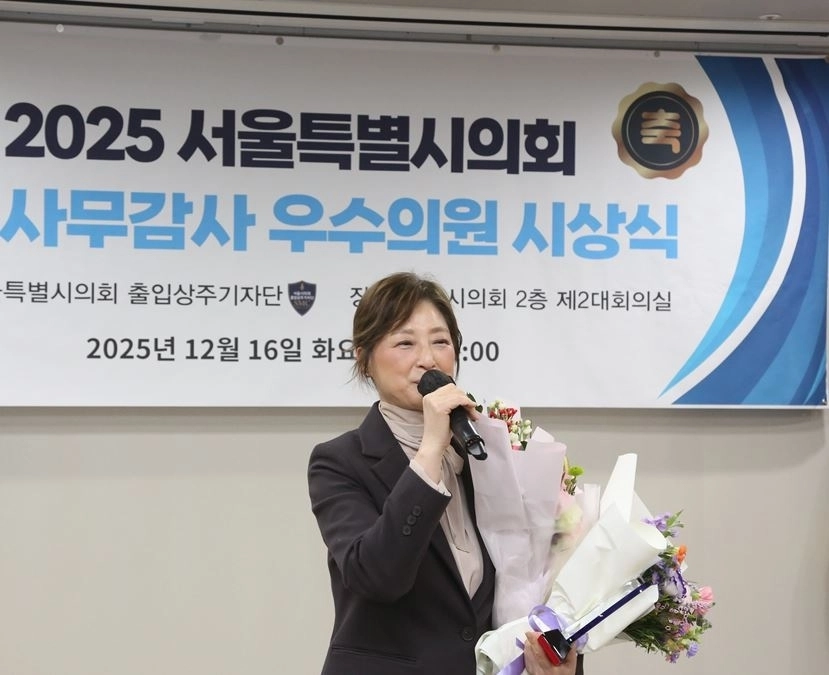 최유희 의원이 행정사무감사 우수의원 시상식에서 수상 소감을 밝히고 있다.