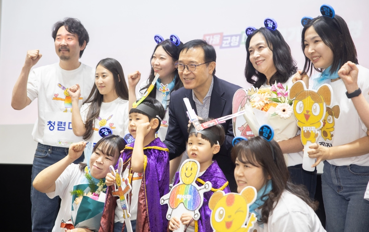 임태희 경기도교육감이 16일 북부청사 대강당에서 열린 ‘청렴조직문화 우수사례 경진대회’에서 수상자들과 기념 촬영을 하고 있다. (경기도교육청 제공)