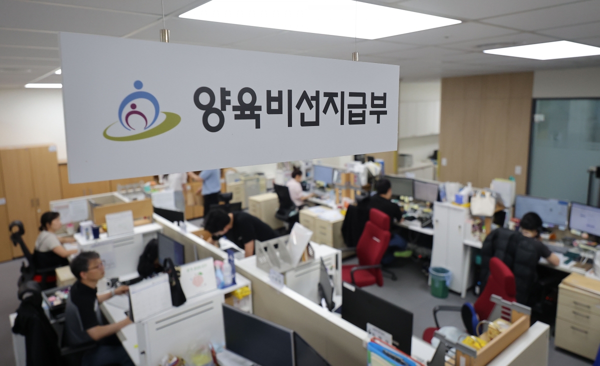 한부모가족에게 국가가 양육비를 지급한 후 채무자에게 회수하는 ‘양육비 선지급제’ 시행 5개월 동안 총 3868가구가 54억 5000만원의 선지급금 받았다고 16일 성평등가족부가 밝혔다. 연합뉴스