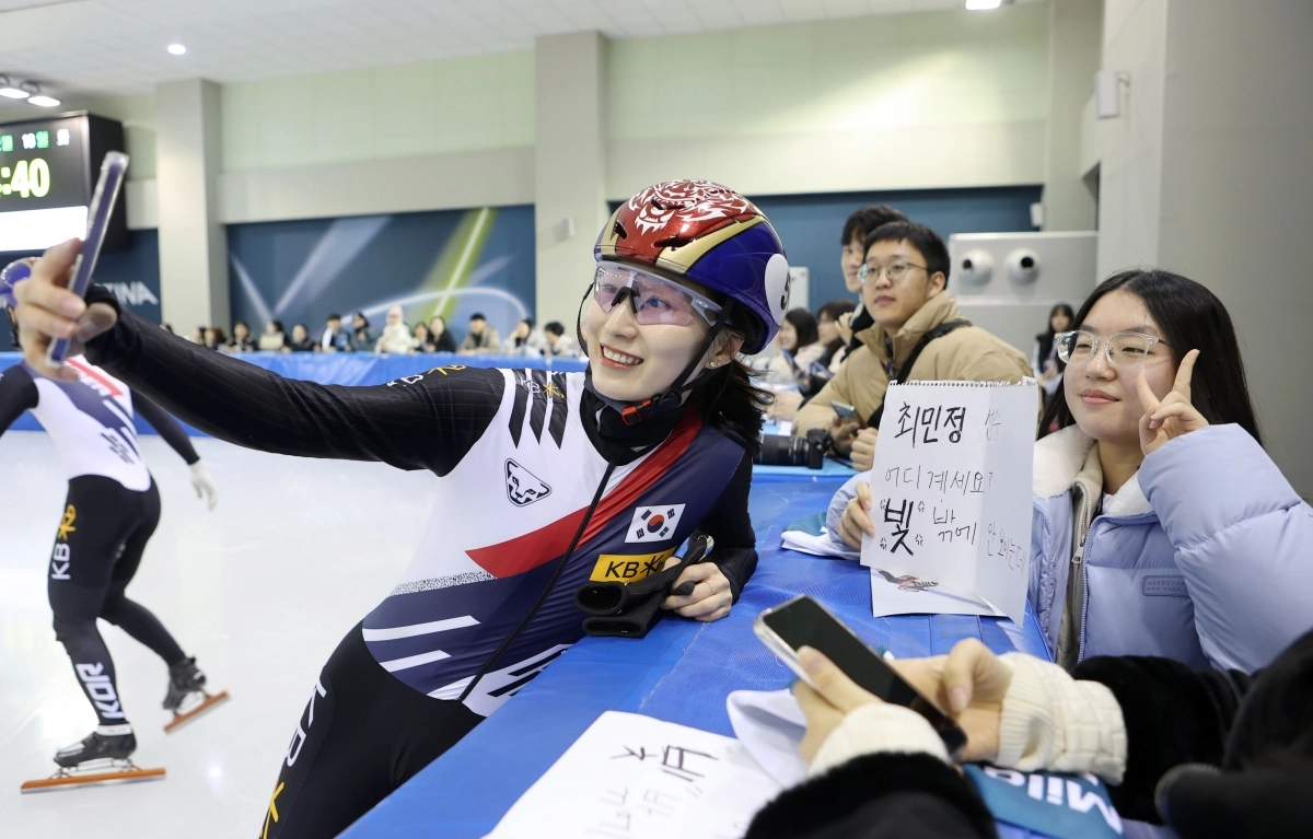 쇼트트랙 최민정이 진천 국가대표선수촌을 찾은 팬들과 함께 사진을 찍고 있다. 대한체육회 제공