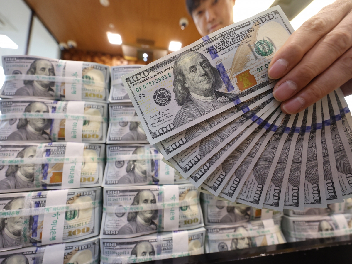 원달러 환율 고공행진으로 시장의 우려가 커지는 가운데 외환 당국과 국민연금은 연간 650억달러 규모의 외환스와프(FX Swap) 계약을 1년 연장하기로 지난 15일 합의했다. 사진은 16일 서울 중구 하나은행 위변조대응센터에서 직원이 달러화를 정리하고 있는 모습. 연합뉴스