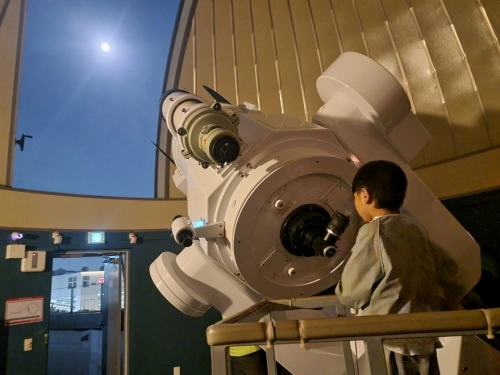 한 어린이가 서울 노원구 노원천문우주과학관에서 망원경으로 별을 관측하고 있다.   노원구 제공