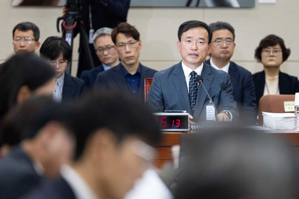 야당 의원 질의 답하는 김종철 방미통위 위원장 후보자