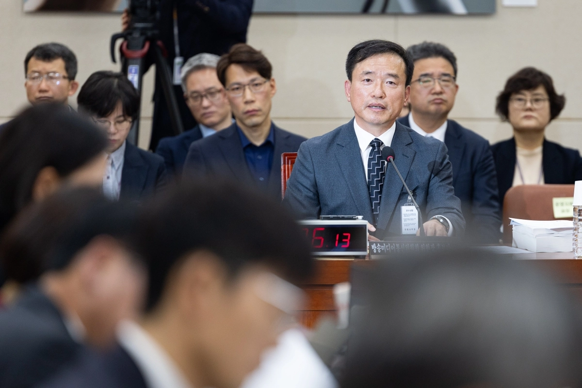 야당 의원 질의 답하는 김종철 방미통위 위원장 후보자