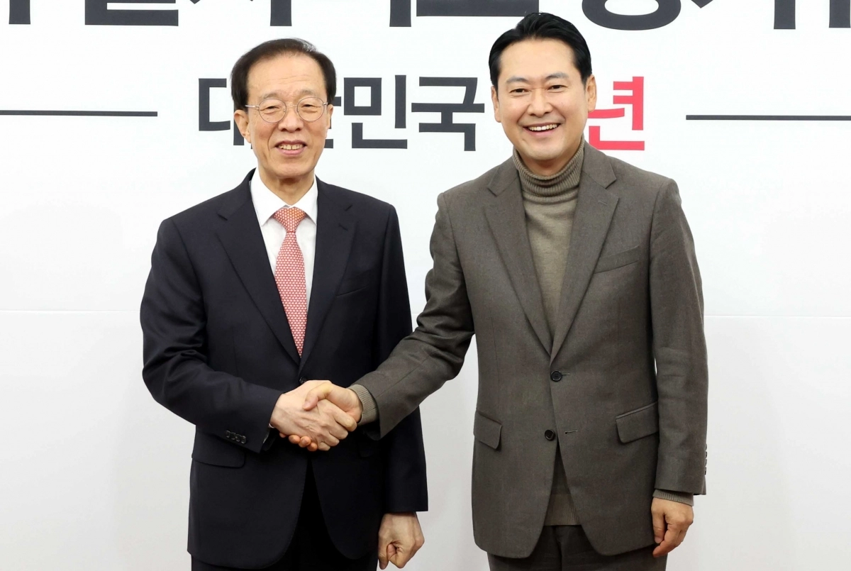 장동혁(오른쪽) 국민의힘 대표가 16일 국회에서 이석연 국민통합위원장을 접견하며 악수를 하고 있다. 뉴시스