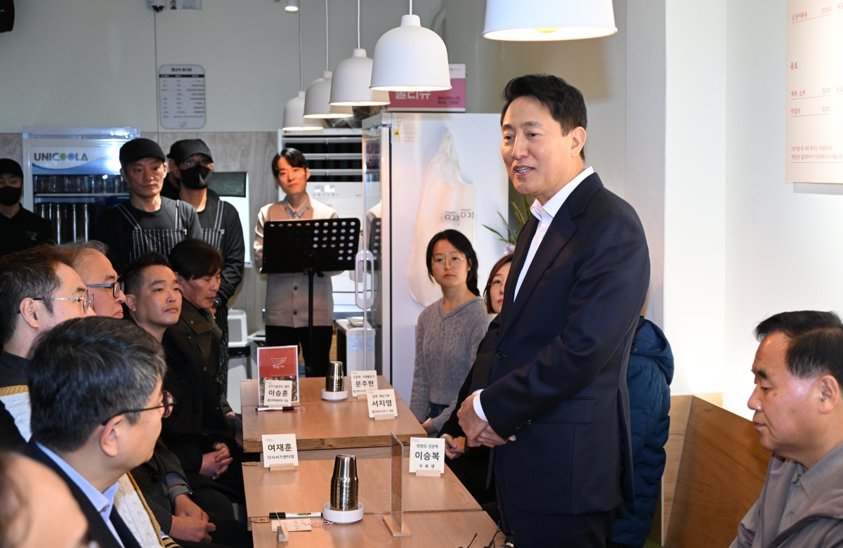 오세훈(오른쪽 두 번째) 서울시장이 16일 오후 용산구 동자동 ‘정담’ 개소식에서 관계자들과 인사하고 있다. 정담은 노숙인과 취약계층 대상 인문학 과정인 ‘희망의 인문학’ 수료자들이 운영하는 동행스토어 1호점이다. 서울시 제공