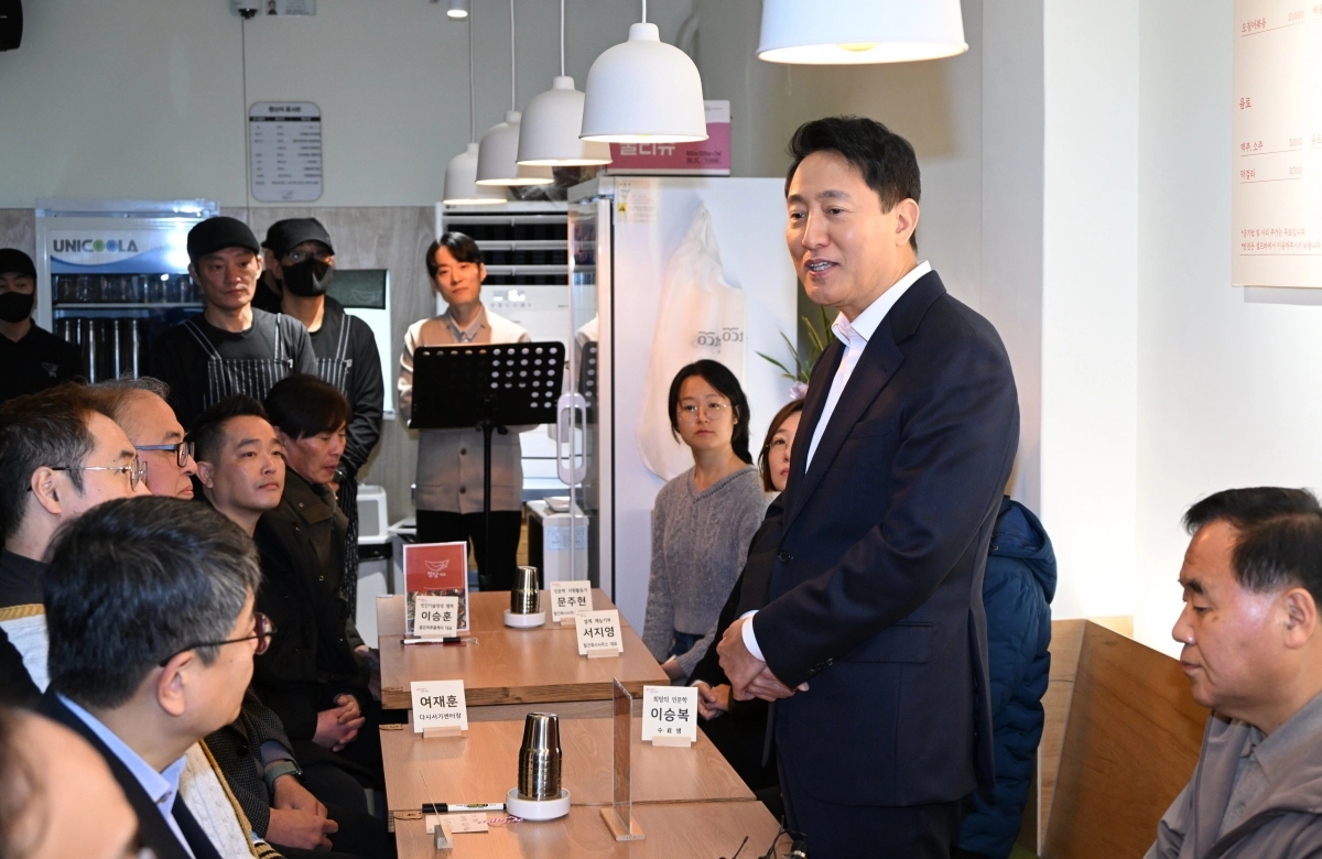 오세훈(오른쪽 두번째) 서울시장이 16일 용산구 동자동 동행스토어 ‘정담’ 개소식에서 참가자들과 인사하고 있다. 정담은 노숙인과 취약계층 대상 서울시 인문학 수업 ‘희망의 인문학’ 수료자들이 운영하는 동행스토어 1호점이다.   서울시 제공