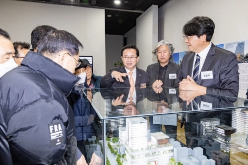 최호권 영등포구청장(오른쪽에서 세 번째)이 지난 10일 영등포아트홀에서 열린 ‘통합 신청사 건립 주민설명회’에서 주민들과 이야기하고 있다. 영등포구 제공