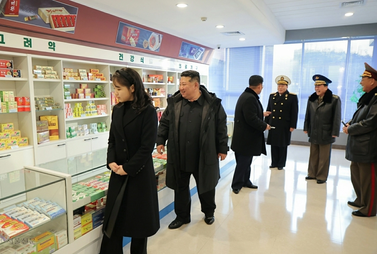 김정은보다 앞서 걷는 김주애