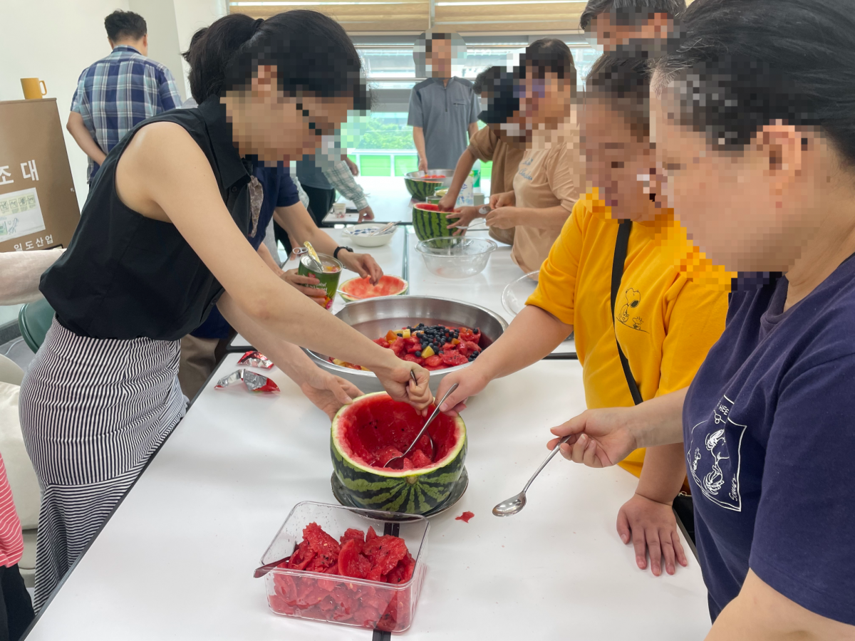 고립 중장년들이 서울 구로구 화원종합사회복지관과 서울 송파구 삼전종합사회복지관에서 운영 중인 ‘중장년 1인 가구 사회참여 프로젝트’에 참여하고 있다. 중장년 1인 가구 참여자들이 복지관에 모여 다과를 나누며 교류하는 모습.  화원종합사회복지관 제공